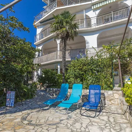 Traumhaftes Apartnent Nur 80 Meter Zum Mit Pool Und Meerblick Apartmán *