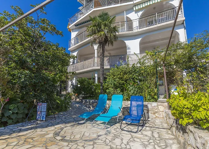 Traumhaftes Apartnent Nur 80 Meter Zum Mit Pool Und Meerblick Apartmán *